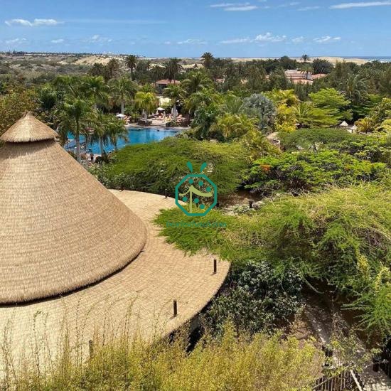 Nature-Themed Faux Reed Thatch for Cote d'Ivoire Safari Lodges